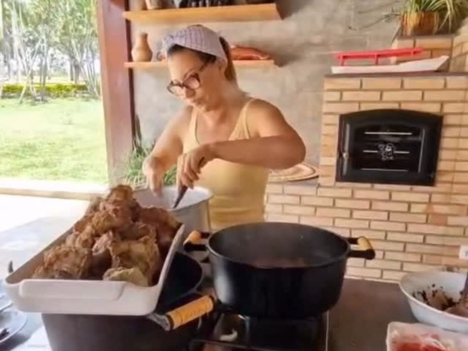 primeira-dama Rosângela Lula da Silva, a Janja, cozinhando