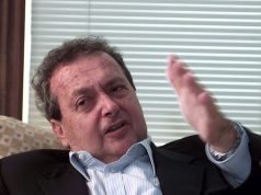 empresário João Carlos Di Genio falando e gesticulando
