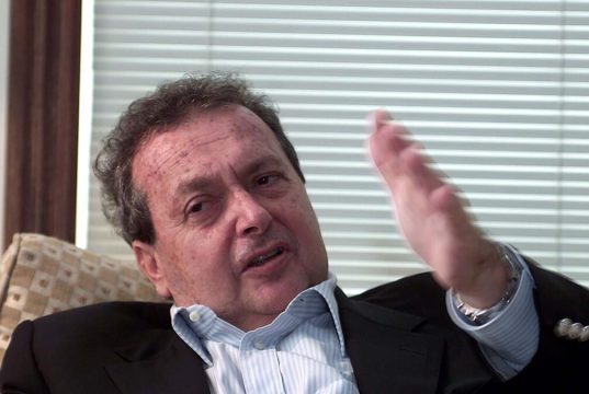 empresário João Carlos Di Genio falando e gesticulando