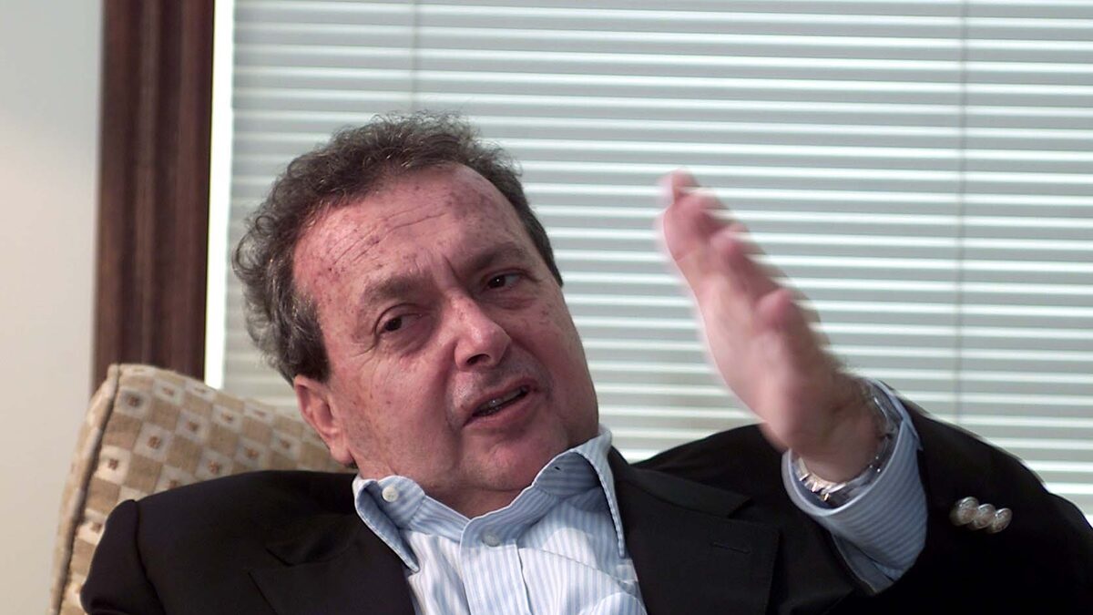 empresário João Carlos Di Genio falando e gesticulando