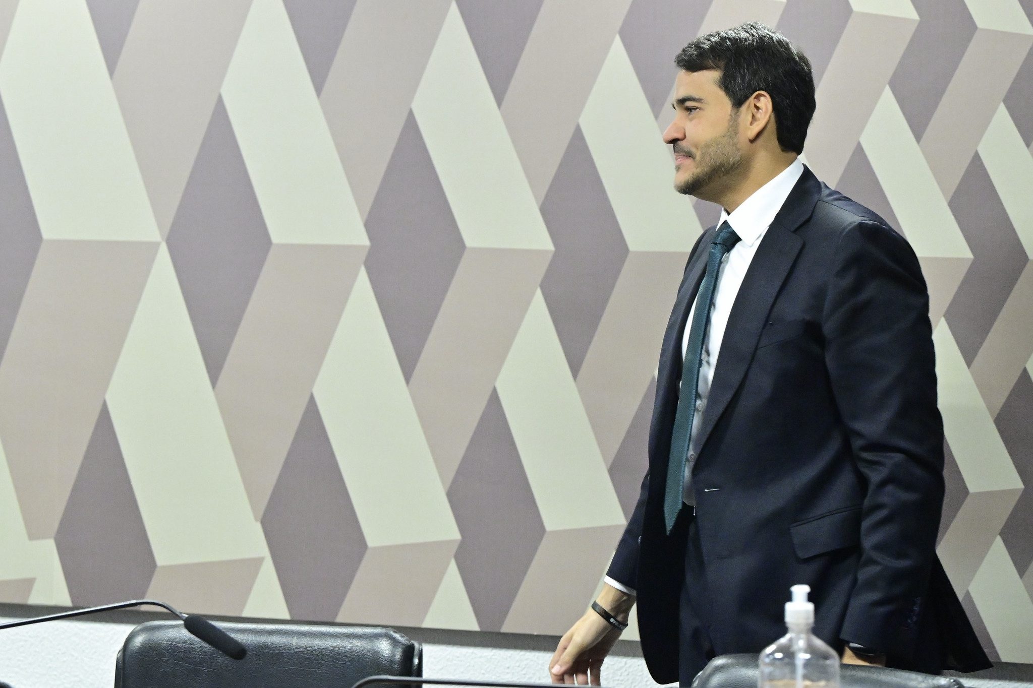 Jorge Messias em pé, sério, de perfil