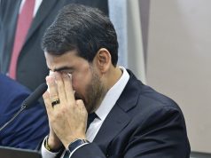 Jorge Messias, da AGU, de cabeça baixa, com as mãos no rosto