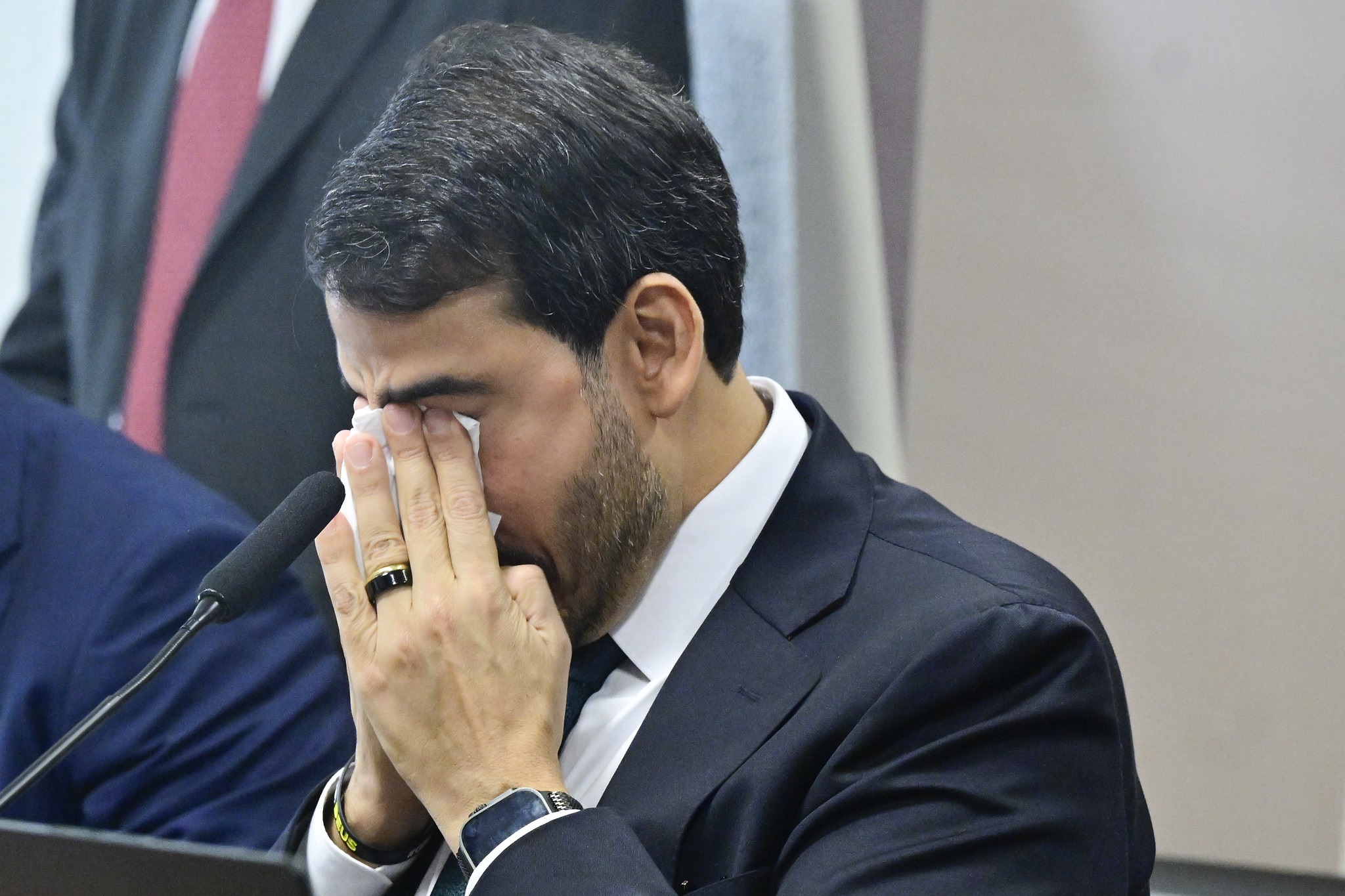 Jorge Messias, da AGU, de cabeça baixa, com as mãos no rosto