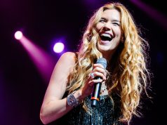 A cantora britânica Joss Stone durante um show.