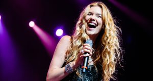 A cantora britânica Joss Stone durante um show.
