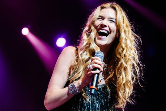 A cantora britânica Joss Stone durante um show.
