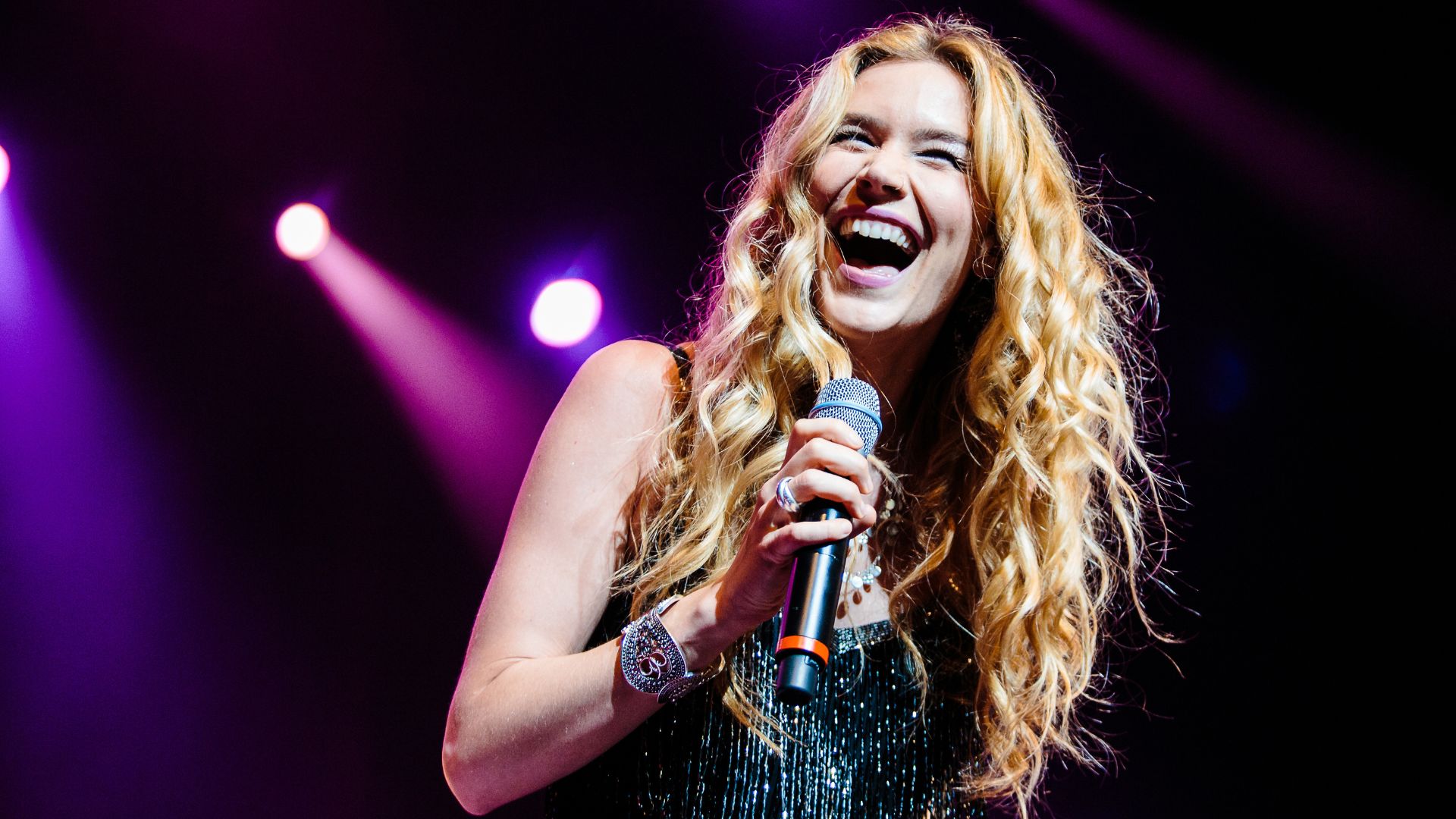 A cantora britânica Joss Stone durante um show.