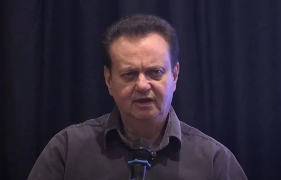 O presidente do PSD, Gilberto Kassab, com expressão séria, falando