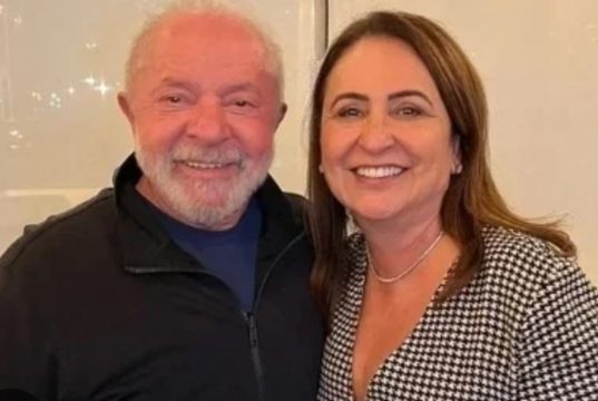 Lula e Kátia Abreu sorrindo lado a lado