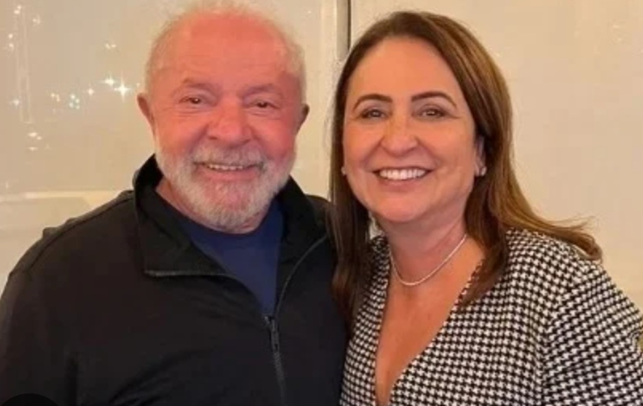 Lula e Kátia Abreu sorrindo lado a lado