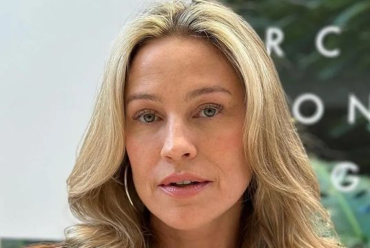 Luana Piovani em close, séria, de cabelo solto, olhando para a câmera