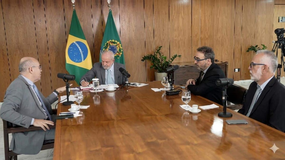 Lula comentou sobre a guerra entre a "verdade contra mentira" em entrevista coletiva do DCM, Brasil 247 e Fórum.