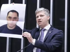 Marcel van Hattem segurando a foto de Policial Federal que criticou.
