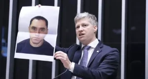 Marcel van Hattem segurando a foto de Policial Federal que criticou.