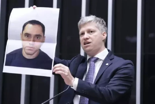 Marcel van Hattem segurando a foto de Policial Federal que criticou.