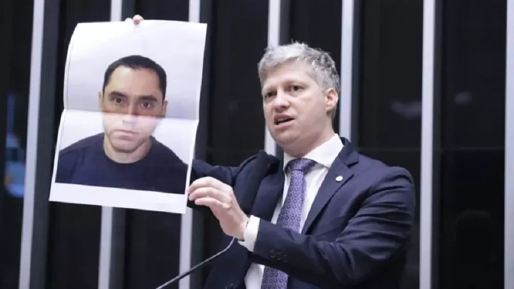 Marcel van Hattem segurando a foto de Policial Federal que criticou.