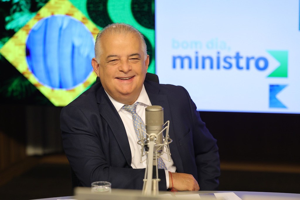 Márcio França sentado, sorrindo