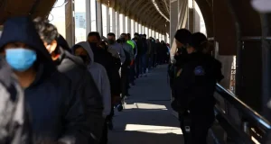 O governo Trump tem feito a deportação de latino-americanos para a África. Imagem mostra fila de detidos em posto de migração.