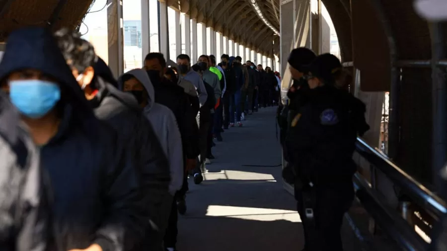 O governo Trump tem feito a deportação de latino-americanos para a África. Imagem mostra fila de detidos em posto de migração.