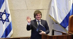 Sob o presidente Javier Milei, economia da Argentina em fevereiro.