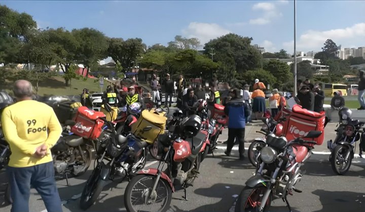 Imagens da greve contra a PL dos apps, realizada por entregadores hoje, ao mesmo tempo, motoristas de aplicativo também faziam ato próprio.