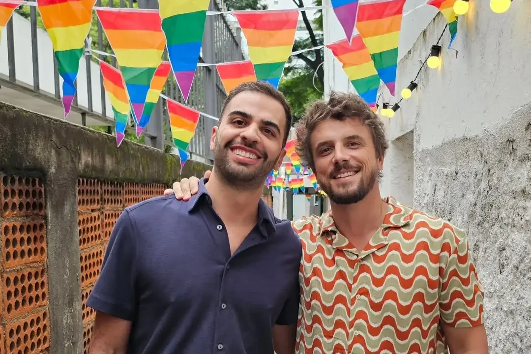 Renan Quinalha relatou sobre episódio de homofobia em aeroporto de Florianópolis
