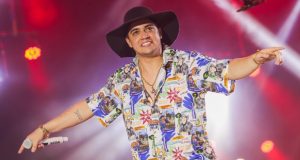 Natanzinho Lima em um show