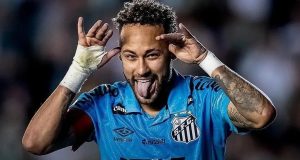 Neymar fazendo careta com camiseta do Santos