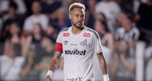 Neymar em campo com cara de cansado