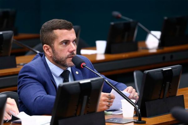 VÍDEO: Homem aborda Carlos Jordy em compras e grita “aqui é Lula”