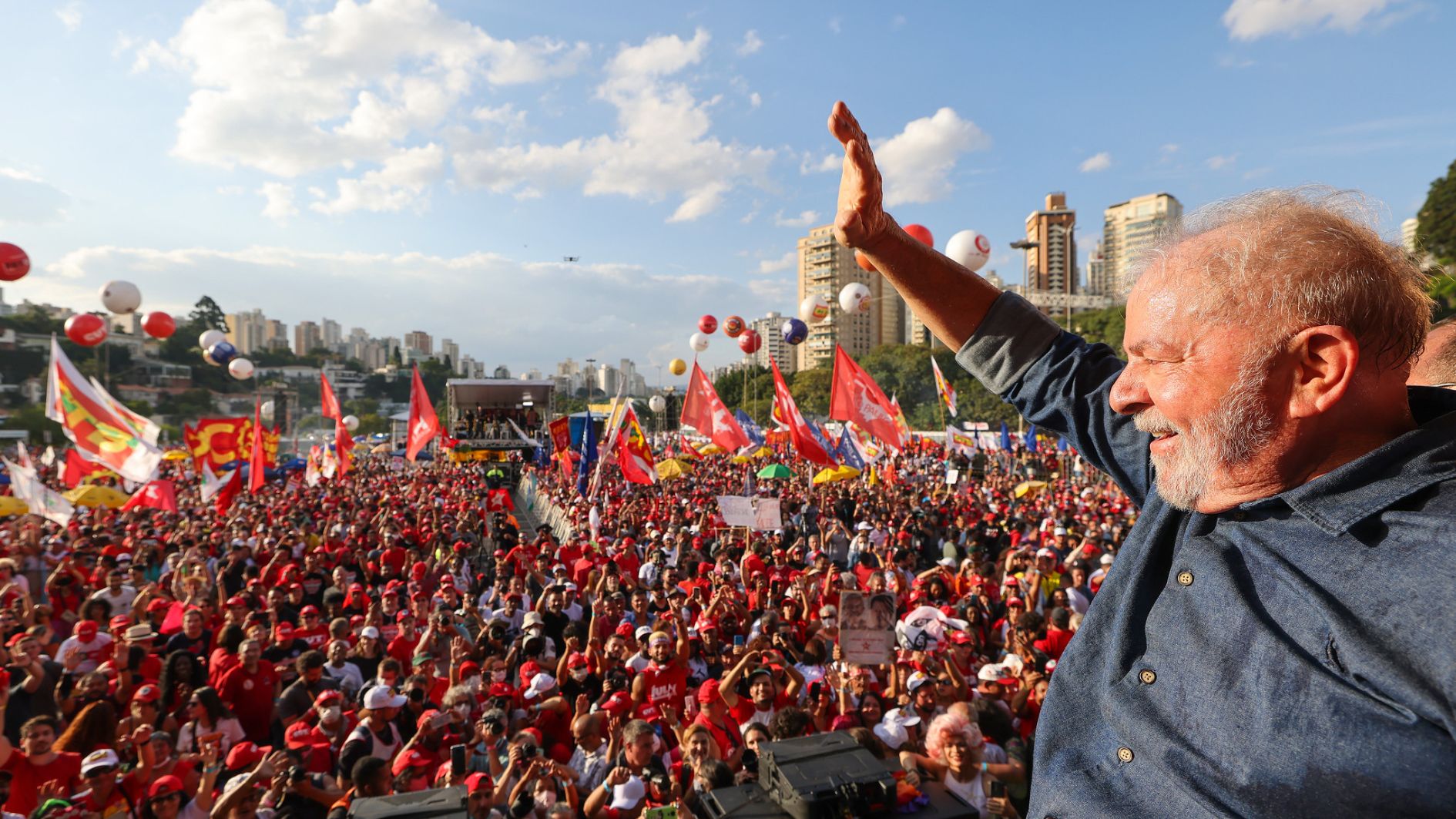 Lula acena ao público em ato realizado em São Paulo no 1º de Maio.