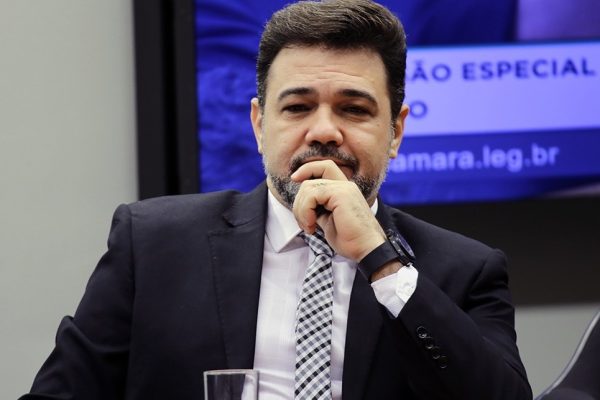 Em disputa pelo Senado, Feliciano confronta Flávio Bolsonaro em igreja