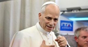 O papa Leão XIV falando em microfone