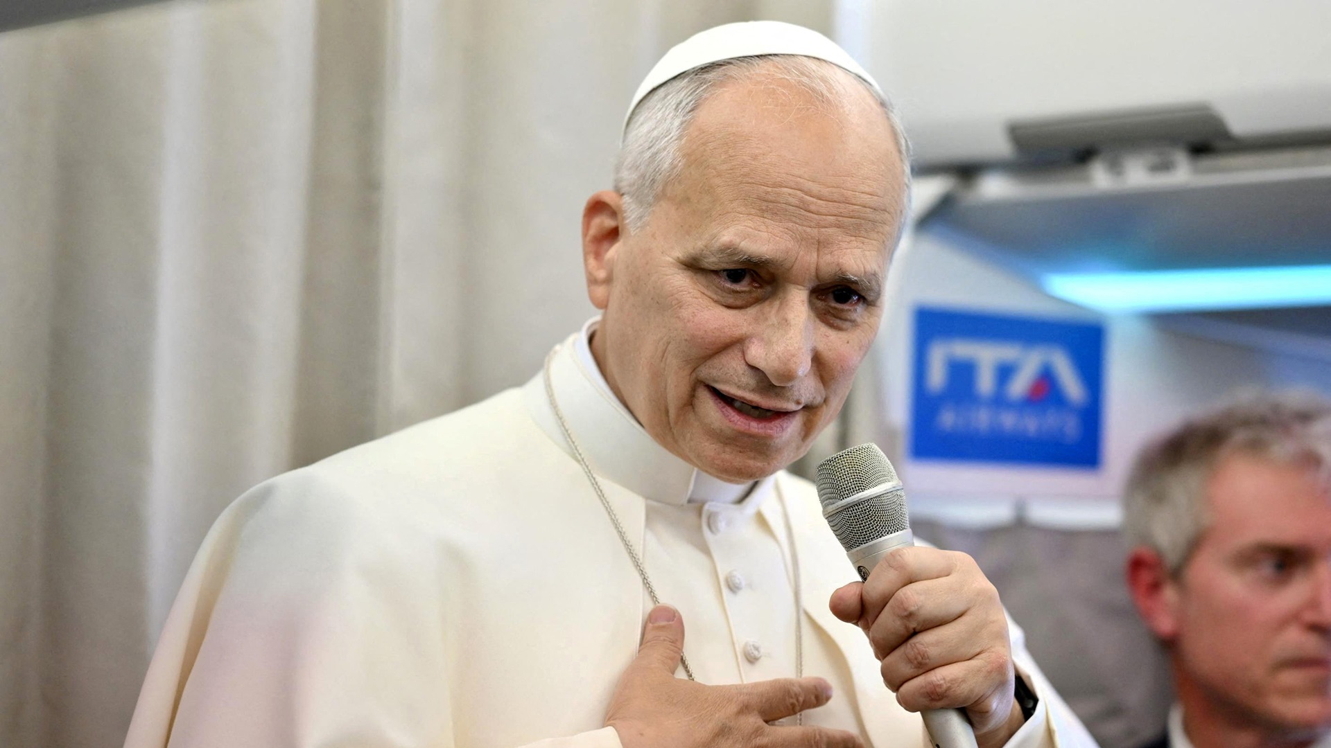 O papa Leão XIV falando em microfone