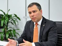 O ex-presidente do Banco de Brasília (BRB), Paulo Henrique Costa, sentado, falando e gesticulando, sério