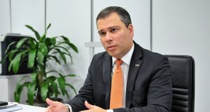 O ex-presidente do Banco de Brasília (BRB), Paulo Henrique Costa, sentado, falando e gesticulando, sério