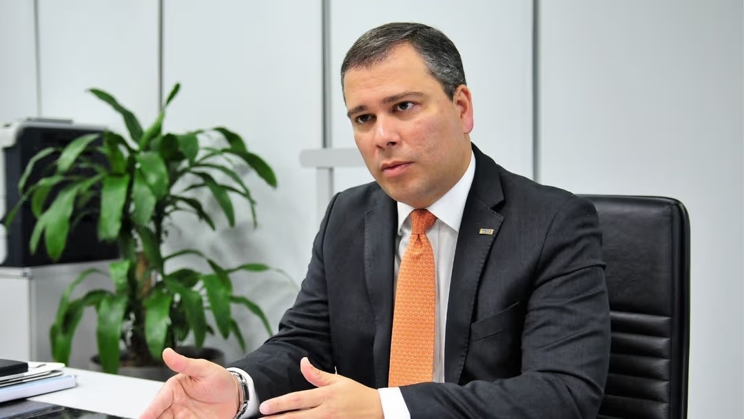 O ex-presidente do Banco de Brasília (BRB), Paulo Henrique Costa, sentado, falando e gesticulando, sério