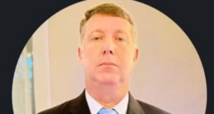 Luciano de Lima, o 'Bonitão', sério, olhando para a câmera