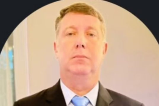 Luciano de Lima, o 'Bonitão', sério, olhando para a câmera