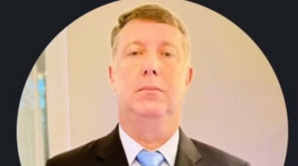 Luciano de Lima, o 'Bonitão', sério, olhando para a câmera