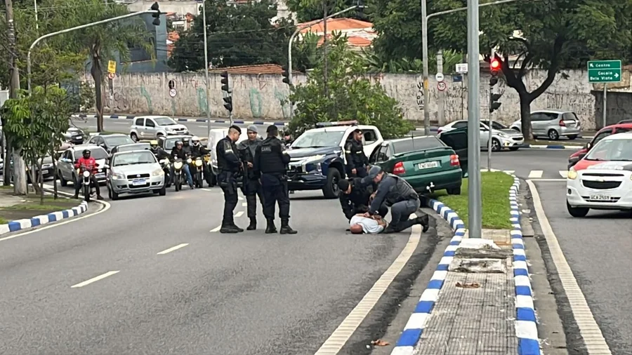 Imagem mostra policial penal em Guarulhos sendo agredido por agentes da PM e da GCM.