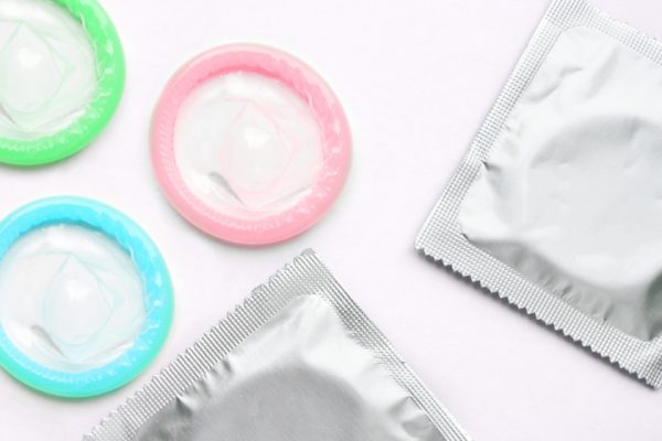 Por que a guerra no Irã fez preço da camisinha aumentar