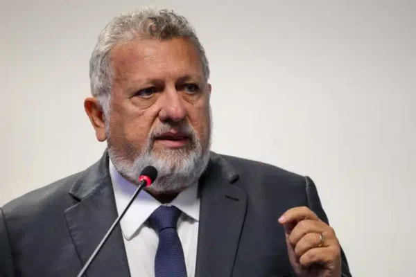 Presidente da Caixa tenta censurar Fórum e pede multa milionária na Justiça