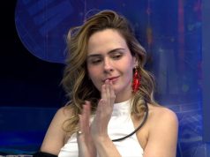 Ana Paula Renault batendo palmas e sorrindo