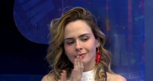 Ana Paula Renault batendo palmas e sorrindo