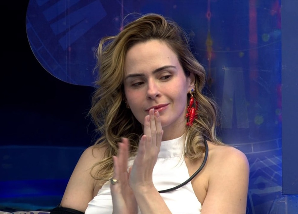 Ana Paula Renault batendo palmas e sorrindo