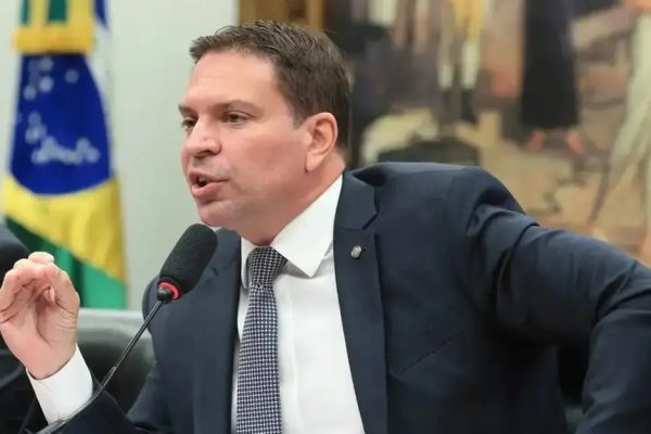 PF confirma que delegado brasileiro no ICE colaborou na prisão de Ramagem nos EUA