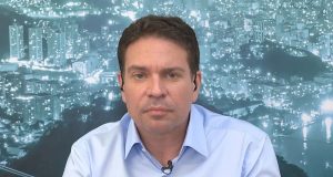 ex-deputado federal cassado Alexandre Ramagem de camisa social azul, sério, sentado