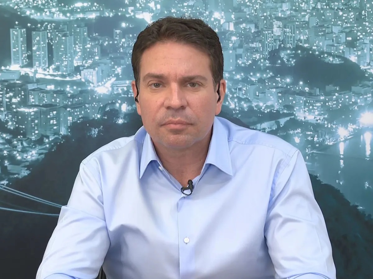 ex-deputado federal cassado Alexandre Ramagem de camisa social azul, sério, sentado