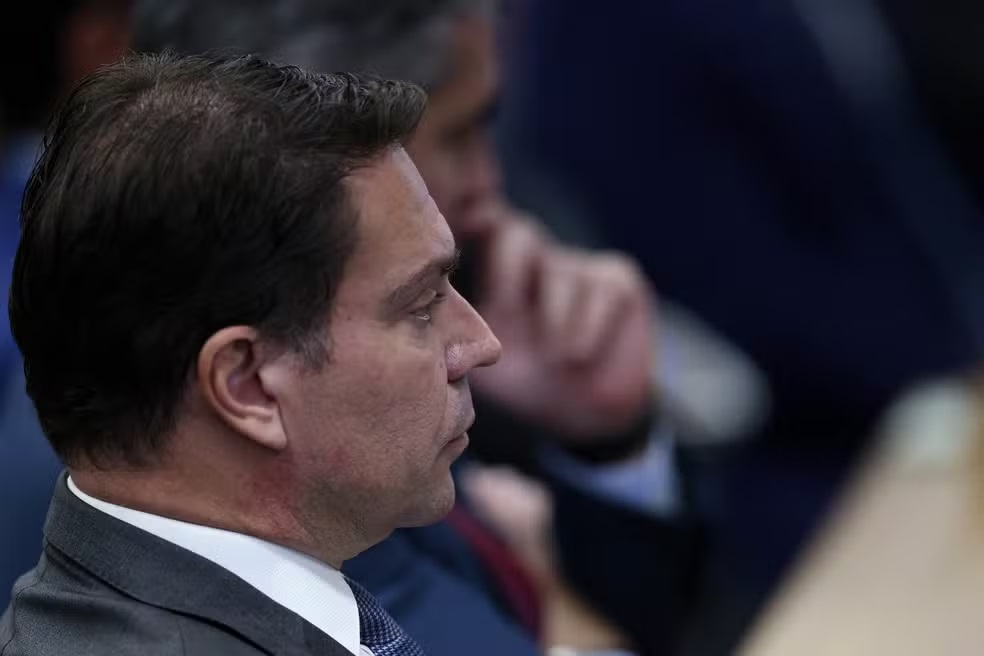 Alexandre Ramagem em interrogatório no STF, sério, de perfil